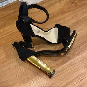 🌸  NWT Blk Sude and Gold block Heels 🌸